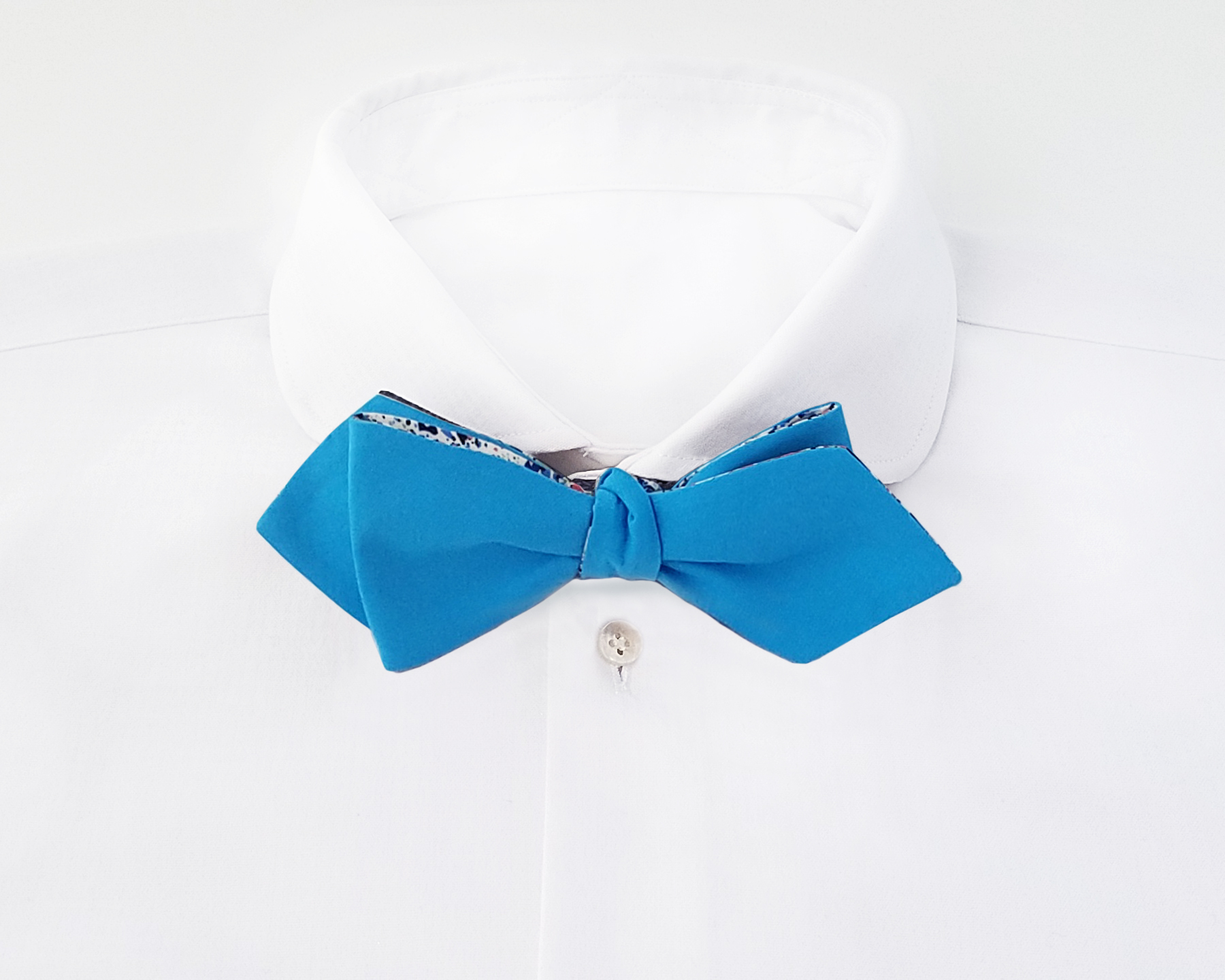 Blue diamond point bow tie